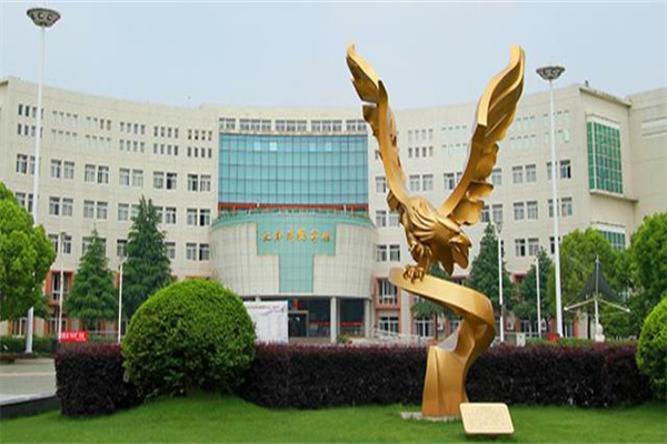 关税不确定压制美股冲高,科技股护盘,特斯拉大涨近10%,黄金回落超1%、全周转跌